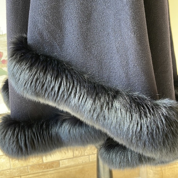 MANETTI Women’s Navy Blue Cashmere and Fox Fur Cape - One Size Fits All - Picture 5 of 7